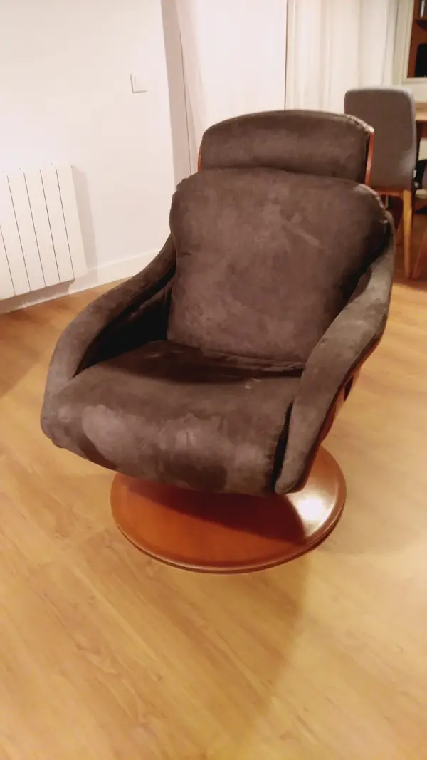 Sillón giratorio tapizado en microfibra marrón, entregado a domicilio