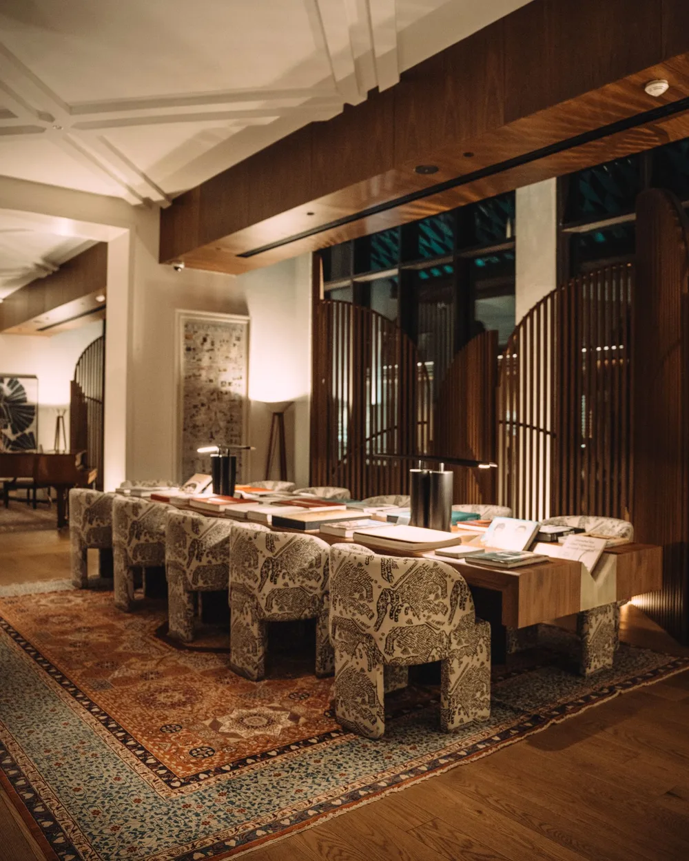 Sillería tapizada en el comedor de un restaurante de hostelería