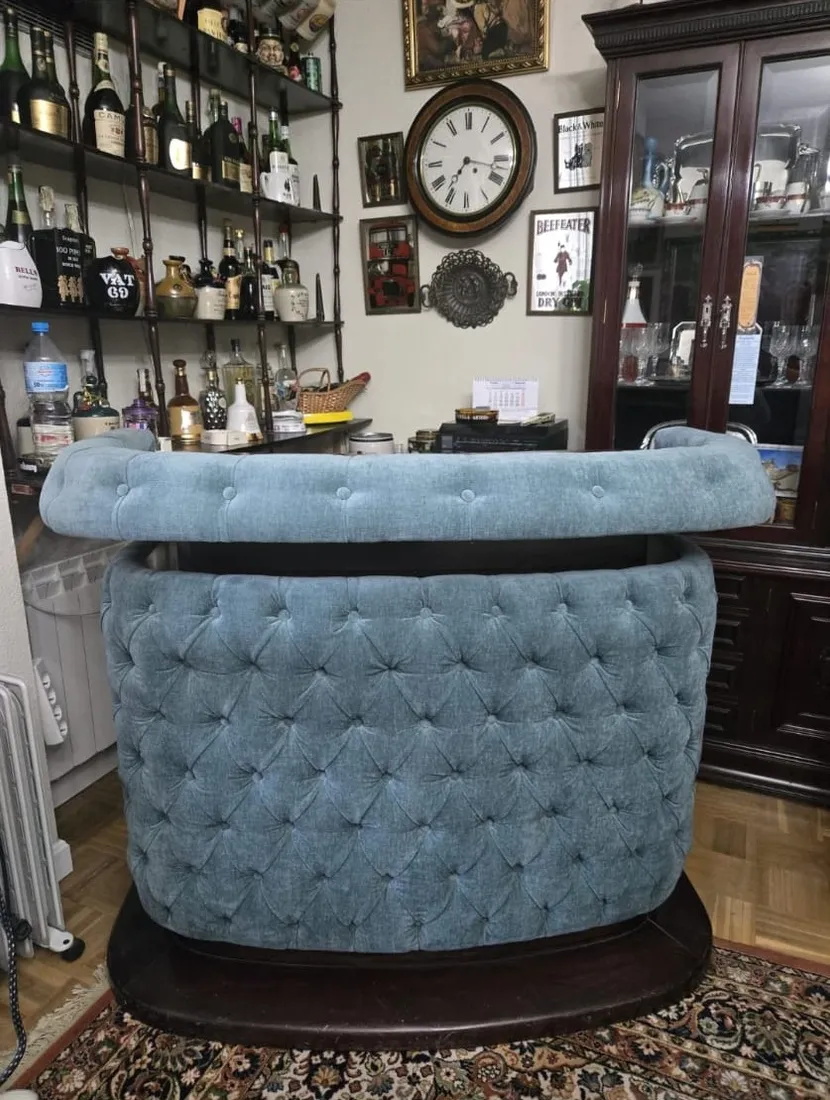 Barra de bar tapizada en chesterfield azul, acabado frontal