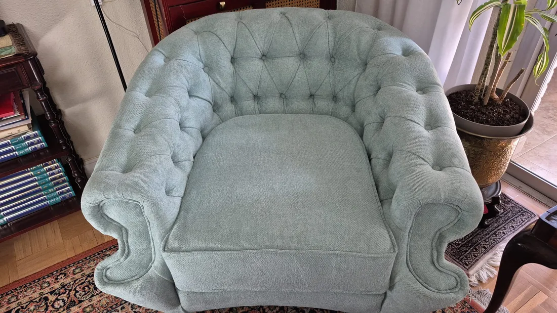 Butaca chesterfield azul retapizada, entregada en domicilio del cliente