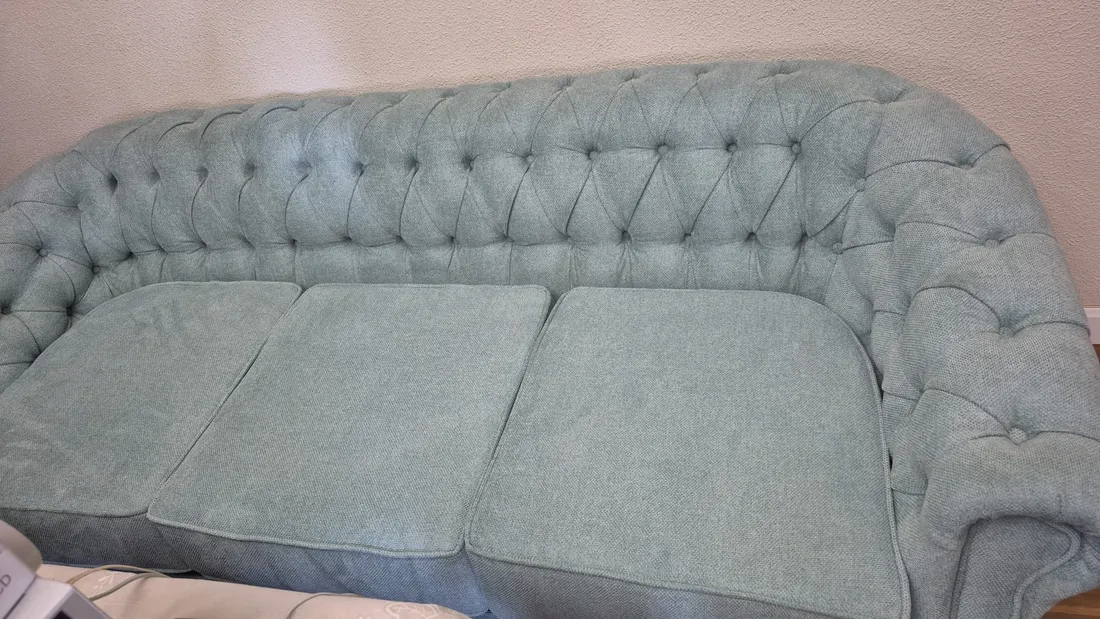 Sofá tres plazas chesterfield azul retapizado a mano, acabado en cliente