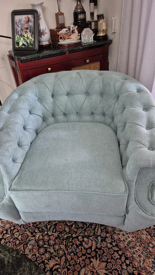 Butaca chesterfield azul en capitoné, segunda pieza del conjunto retapizado
