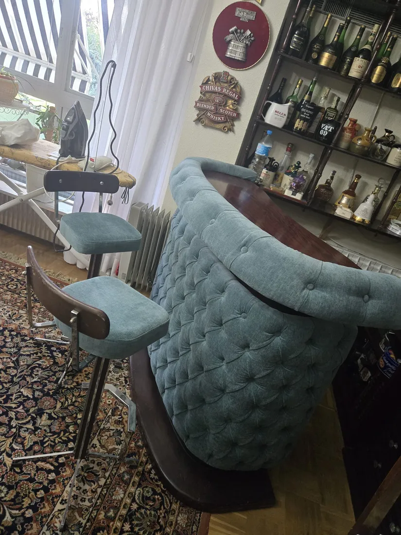 Barra de bar chesterfield con taburetes: conjunto retapizado al completo