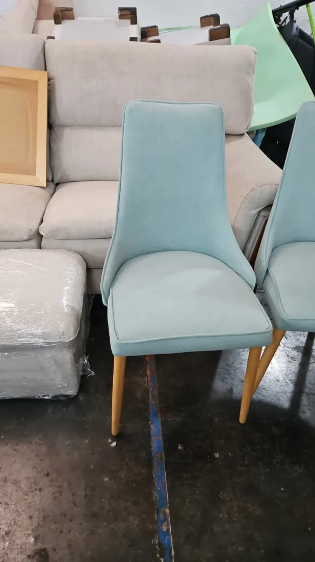 Silla contract tapizada en terciopelo azul con patas de madera, trabajo terminado