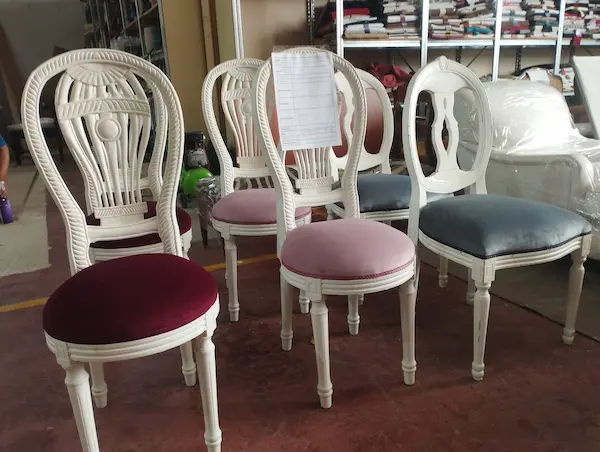 Silla de comedor tapizada de nuevo con tela a juego