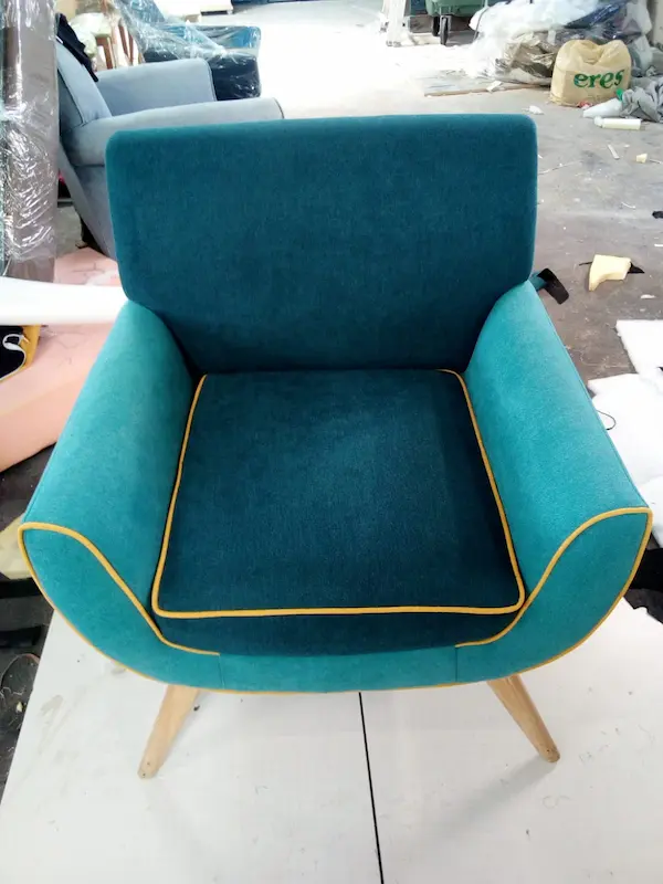Silla tapizada en tejido azul lista para entregar