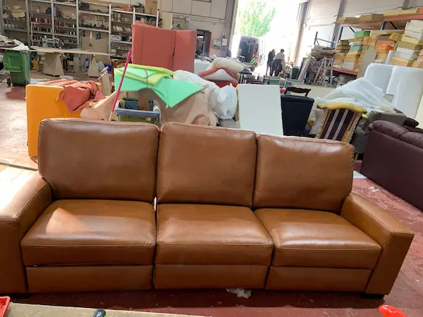 Sofá de tres plazas tapizado a mano en el taller