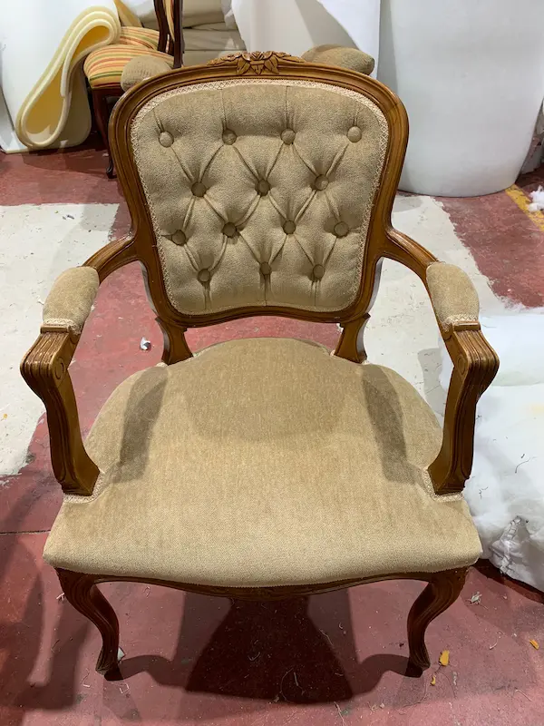 Sillón estilo Luis XV restaurado a mano con respaldo en capitoné, una pieza clásica con historia