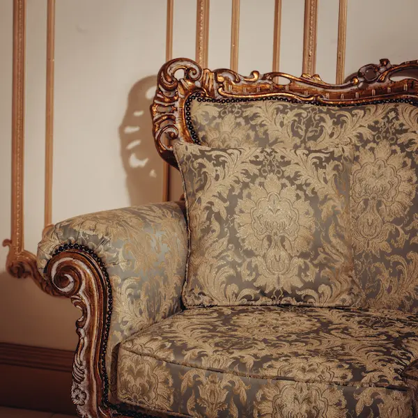 Sofá antiguo tapizado, restaurado y entregao a domicilio en la zona de chamartín de Madrid