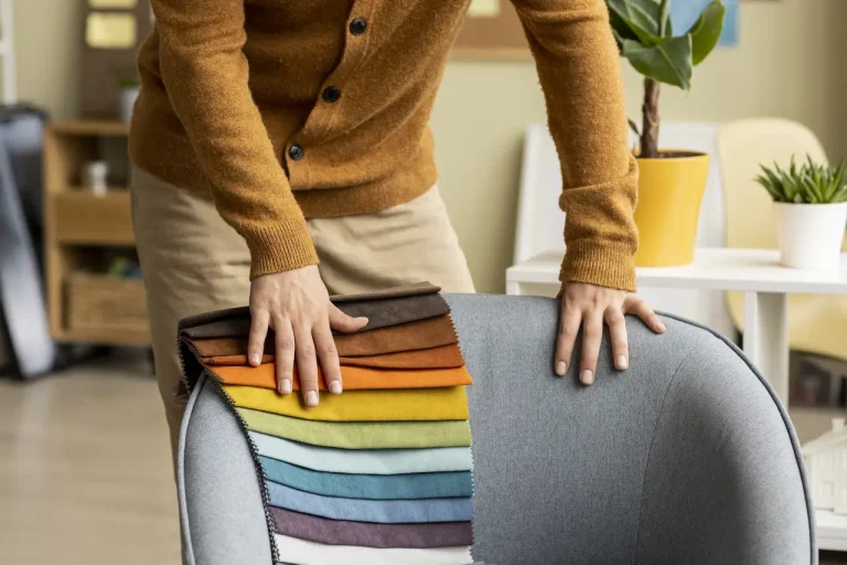 Comercial de tapicería restaura mostrando un juego de telas para elegir la mejor y más económica