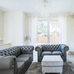 Conjunto de sofás tapizados en piel color gris y entregadas en el domicilio de madrid gratis