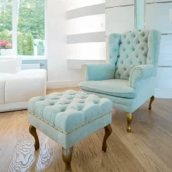 Sillon junto a reposapies tapizados en terciopelo azul y entregados gratis en el domicilio del cliente en Getafe, Madrid