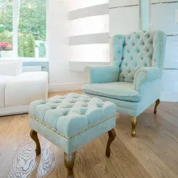 Sillon junto a reposapies tapizados en terciopelo azul y entregados gratis en el domicilio del cliente en Getafe, Madrid