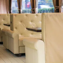 Tapizados de muebles a medida, en este proyecto vemos que el decorador arquitecto eligió una piel color crema con capitoné en el respaldo